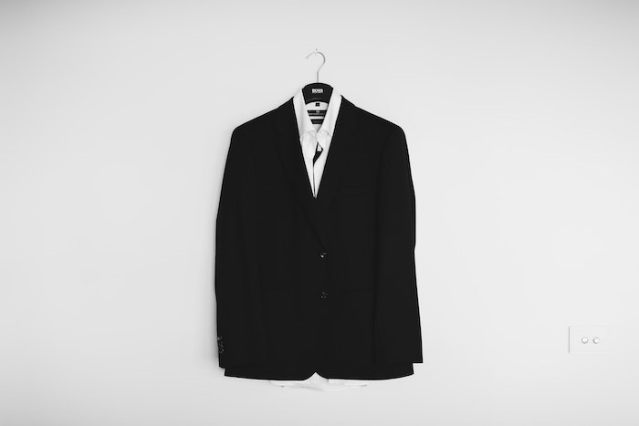 What is the difference between tailored fit and regular fit shirts